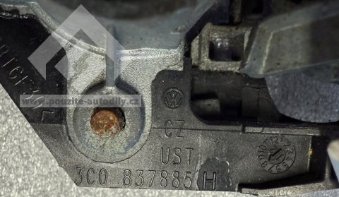 Třmen kliky vlevo vpředu 3C0837885H VW Passat B6 / B7