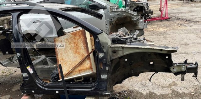 Nosník přední vpravo / pravá přední čtvrtka VW Passat B7 3A