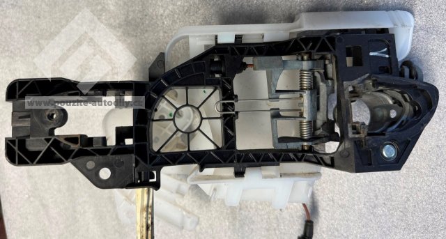 Třmen kliky vlevo vpředu 3C0837885H VW Passat B6 / B7